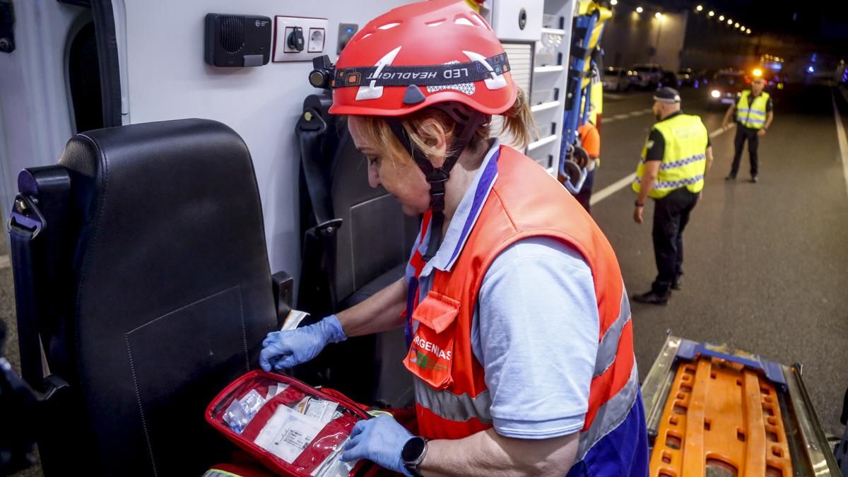 Ambulancia del 061 en el simulacro de accidente en el túnel de los omeyas
