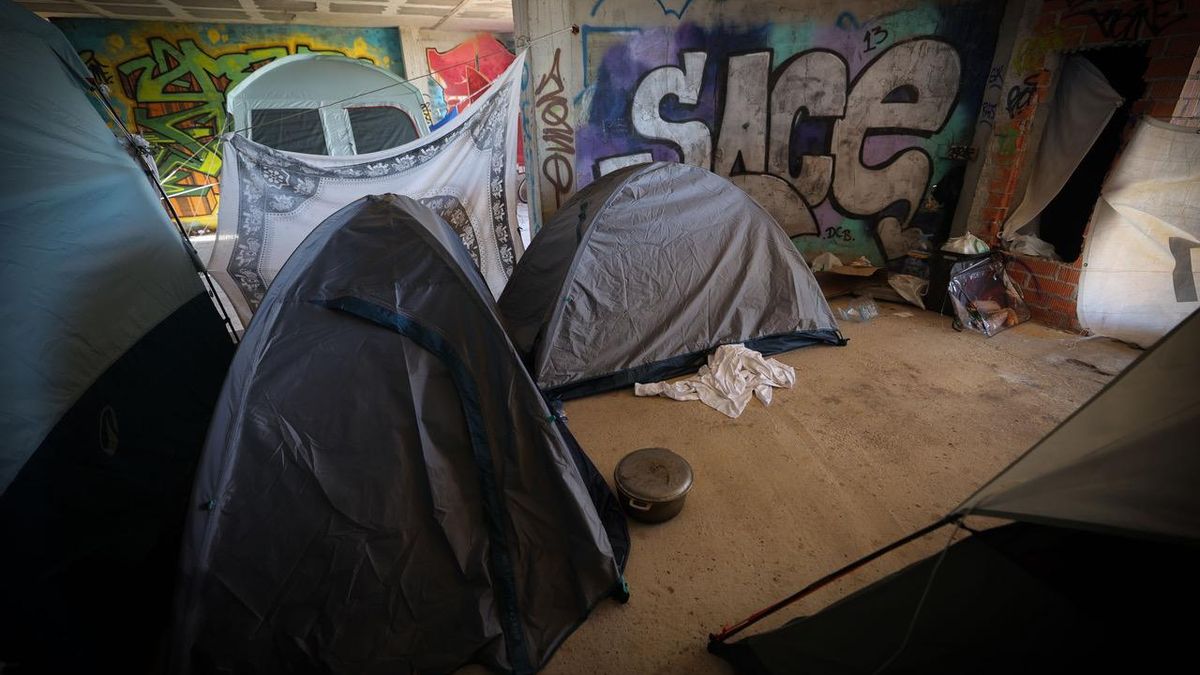 Uno de los espacios donde se acumulan las infraviviendas que se han creado en la obra abandonada por la promotora que quería alzar un macrocomplejo más próximo al ocio que al descanso.