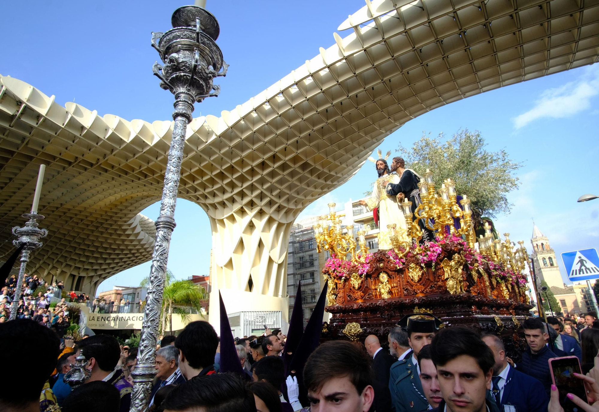 El Cristo de la Redención a su paso por las Setas