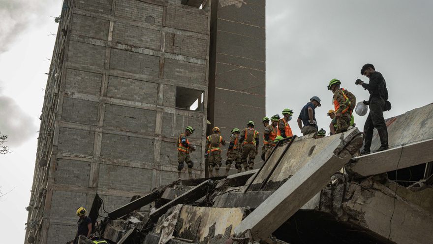 Rescatistas y voluntarios buscan supervivientes del doble terremoto de Venezuela. EFE/ Henry Chirinos