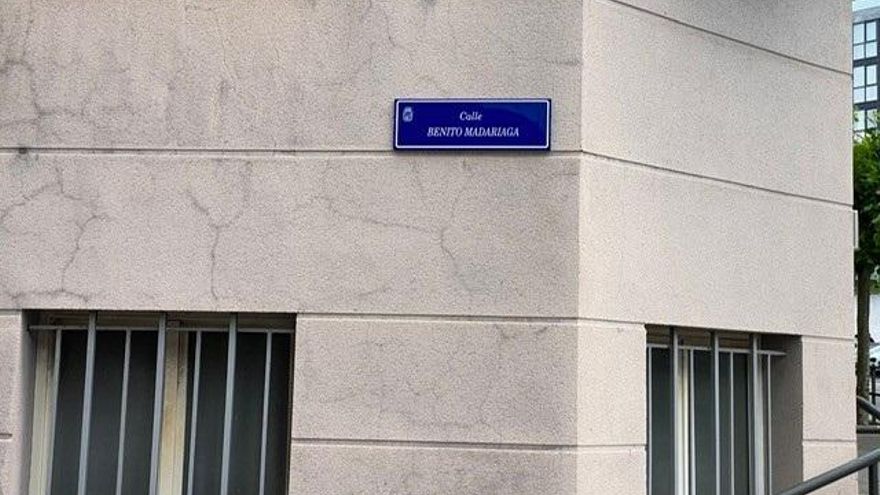 Placa de la calle Benito Madariaga, antes denominada Alto de los Leones