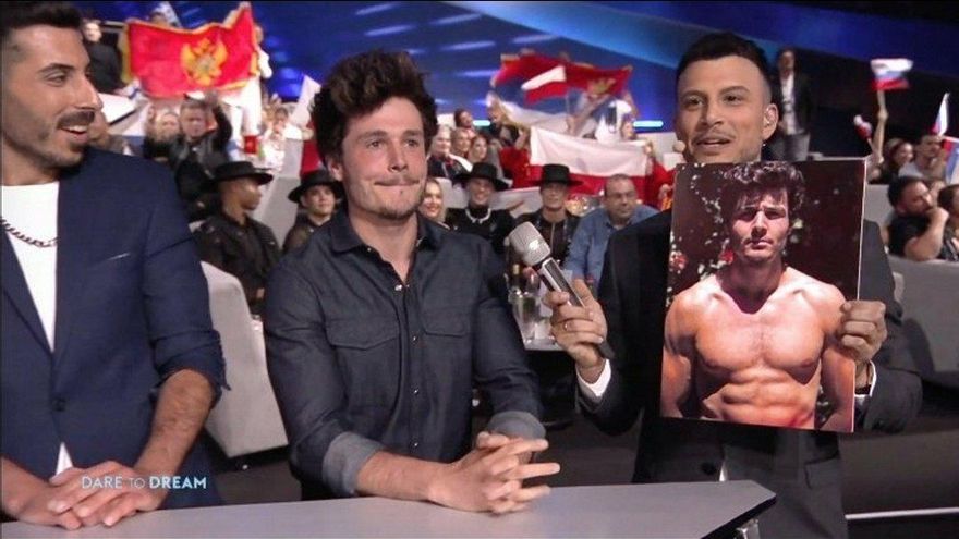 Alfred ruborizado por la foto