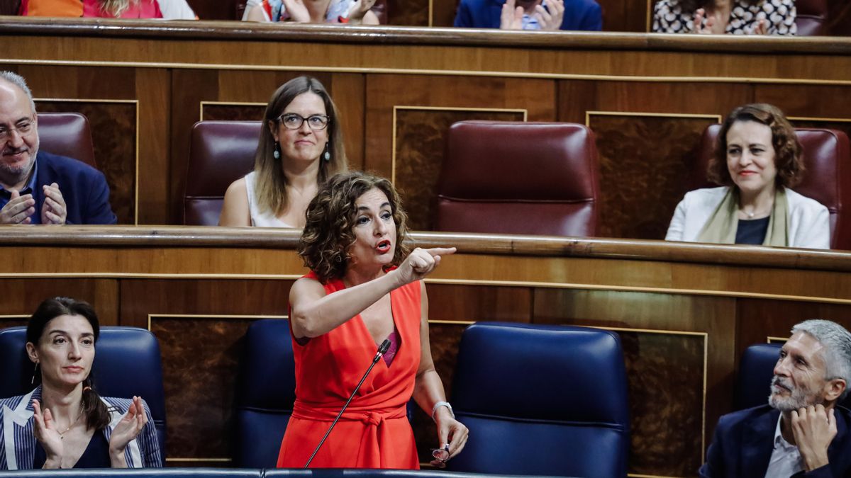 La ministra de Hacienda y Función Pública, María Jesús Montero, interviene en una sesión plenaria en el Congreso de los Diputados, a 14 de septiembre de 2022, en Madrid (España).