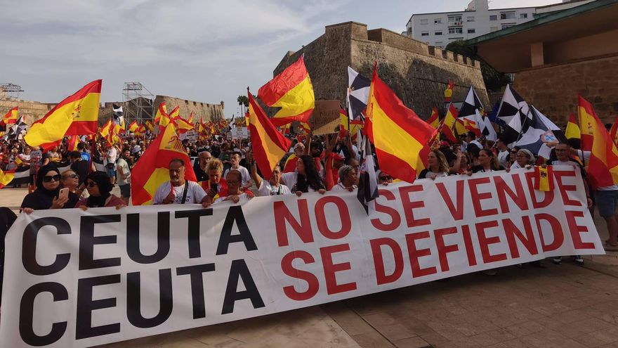 Ceutíes participan este miércoles en una marcha en la ciudad autónoma.