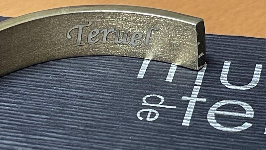 El Museo de Teruel obsequia a Johnny Deep una reproducción de un brazalete inspirado en joyas antiguas