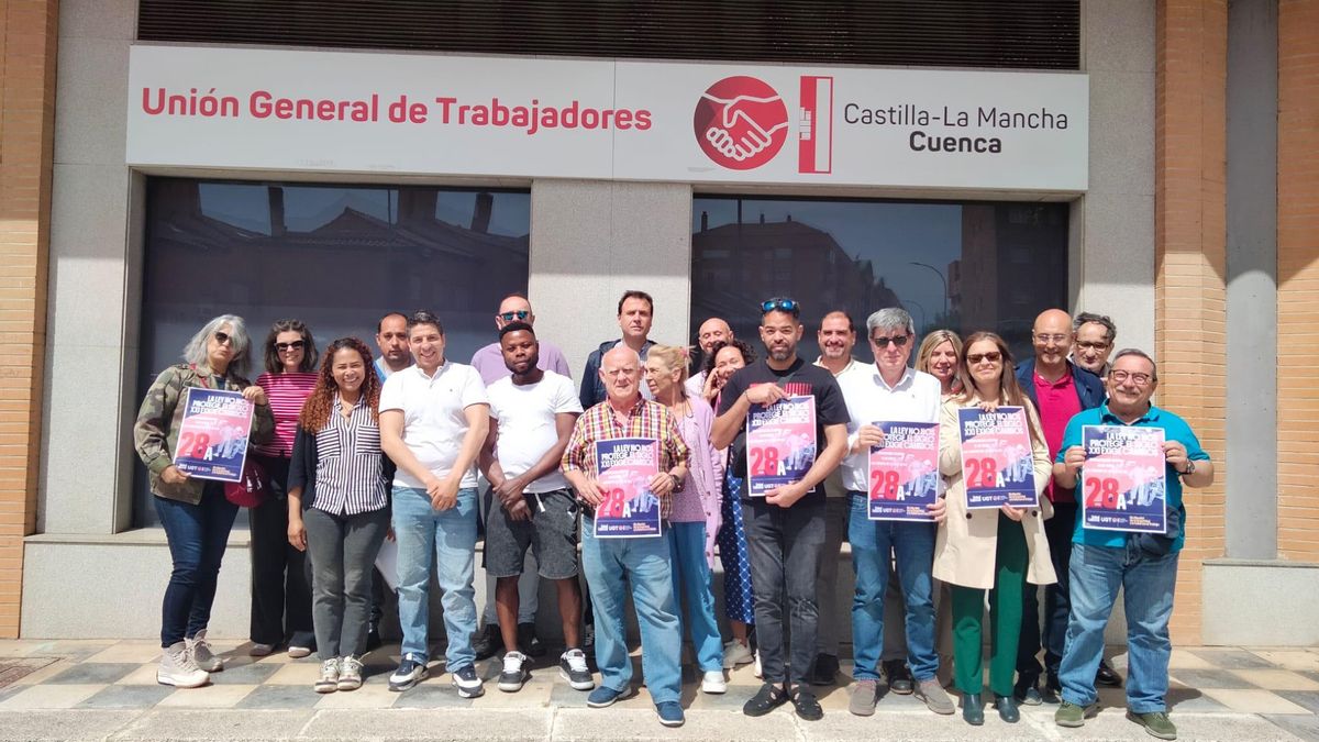 Miembros y representantes de UGT Cuenca concentrados a las puertas de su sede.