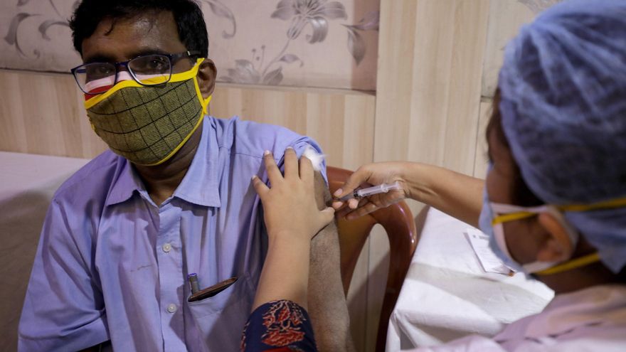 Un hombre indio recibe una vacuna COVID-19, dentro de un centro de vacunación en el Press Club en Calcuta, India Oriental. EFE/EPA/PIYAL ADHIKARY