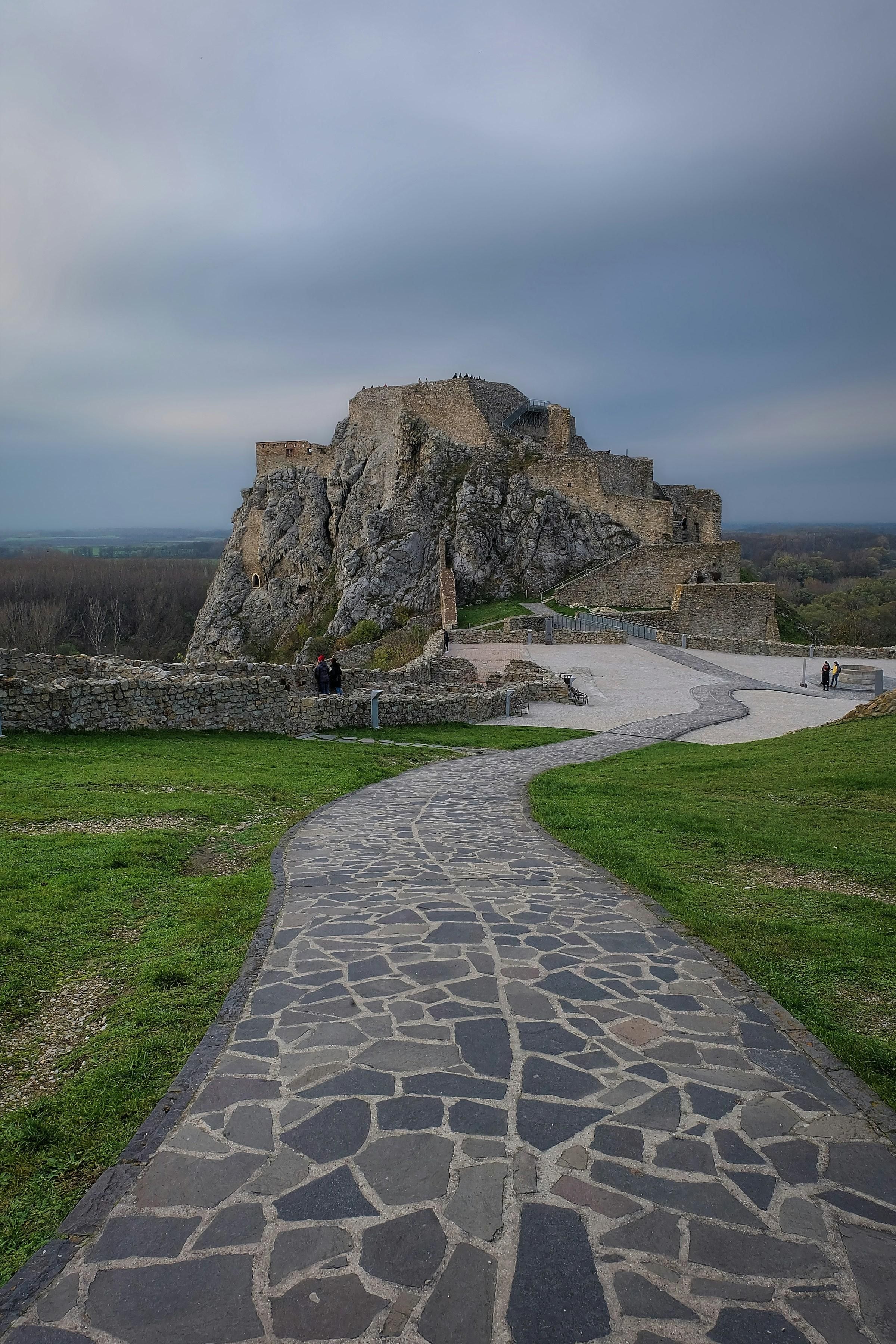 El castillo está situado en un entorno de altísimo valor paisajístico que actualmente alberga un museo arqueológico al aire libre y un espacio natural protegido