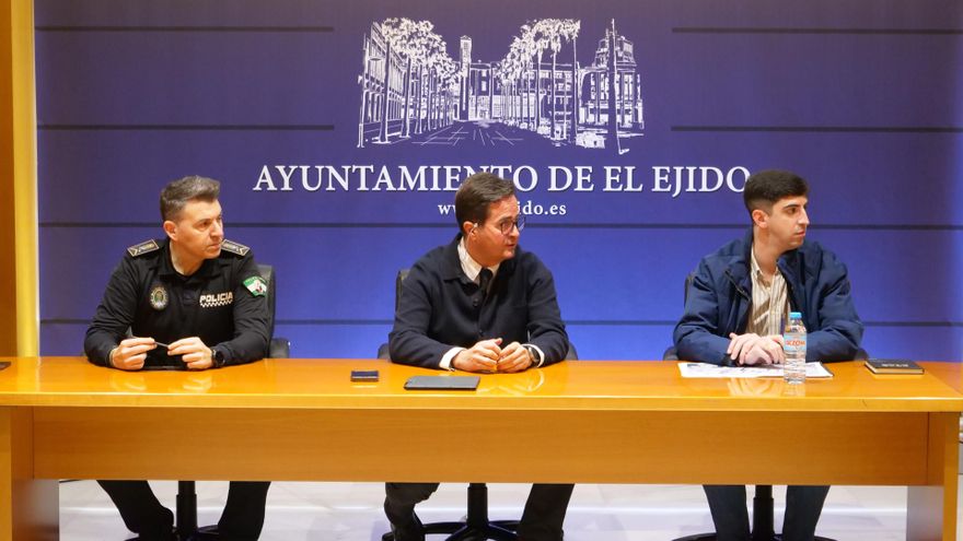 El alcalde de El Ejido (Almería), Francisco Góngora, durante una reunión de coordinación con motivo de la activación del plan municipal de emergencias.