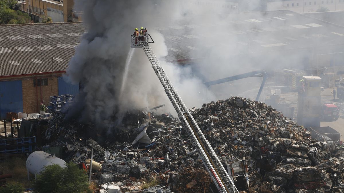 Incendio de chatarra en los terrenos de Solanas