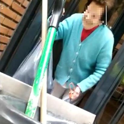 Una anciana de 93 años entrega la basura a un barrendero de Guadalajara que se ofrece a llevarla hasta el contenedor
