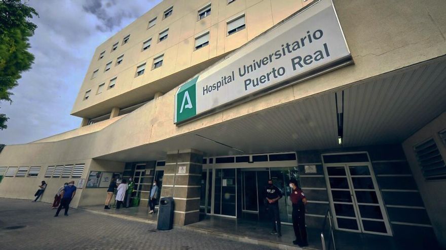 48 horas en Urgencias esperando cama en un hospital público de Cádiz: "Los enfermos piden su turno como en la pescadería"