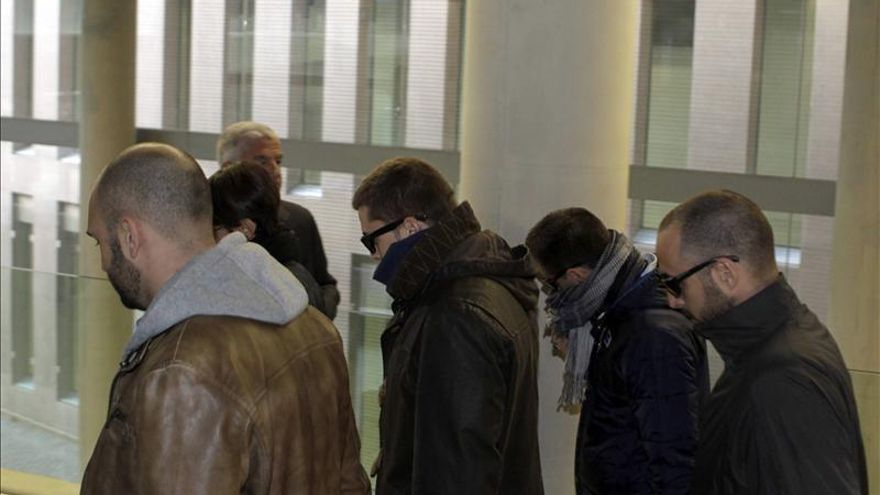 La juez imputa al mosso que lavó el charco de sangre tras ser reducido Benítez