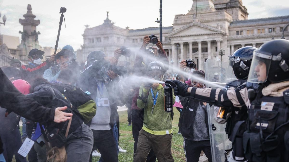 Represión a la prensa delante del Congreso