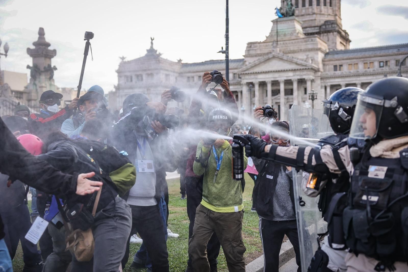 Represión a la prensa delante del Congreso