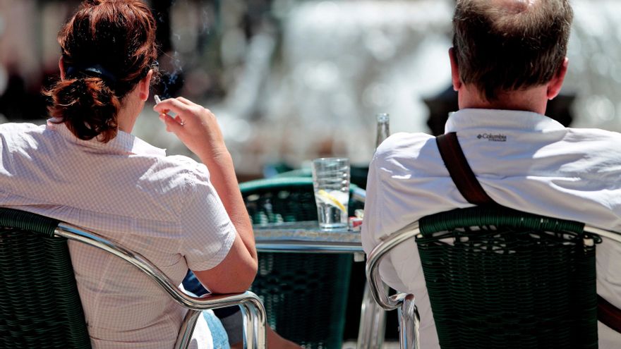 Los neumólogos advierten de que fumar en las terrazas esparce el coronavirus hasta 8 metros de distancia