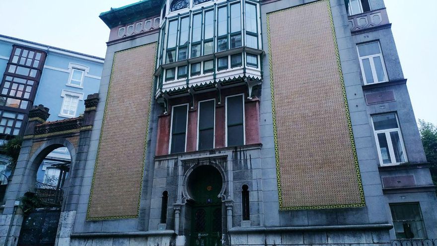 Palacio de Cortiguera, de estilo morisco-montañés, en estado de abandono.