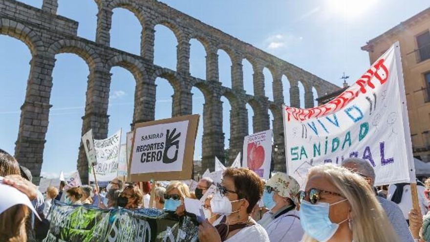 Manifestación en defensa de una sanidad de calidad en el medio rural frente al acueducto de Segovia. / Nacho Valverde / ICAL.