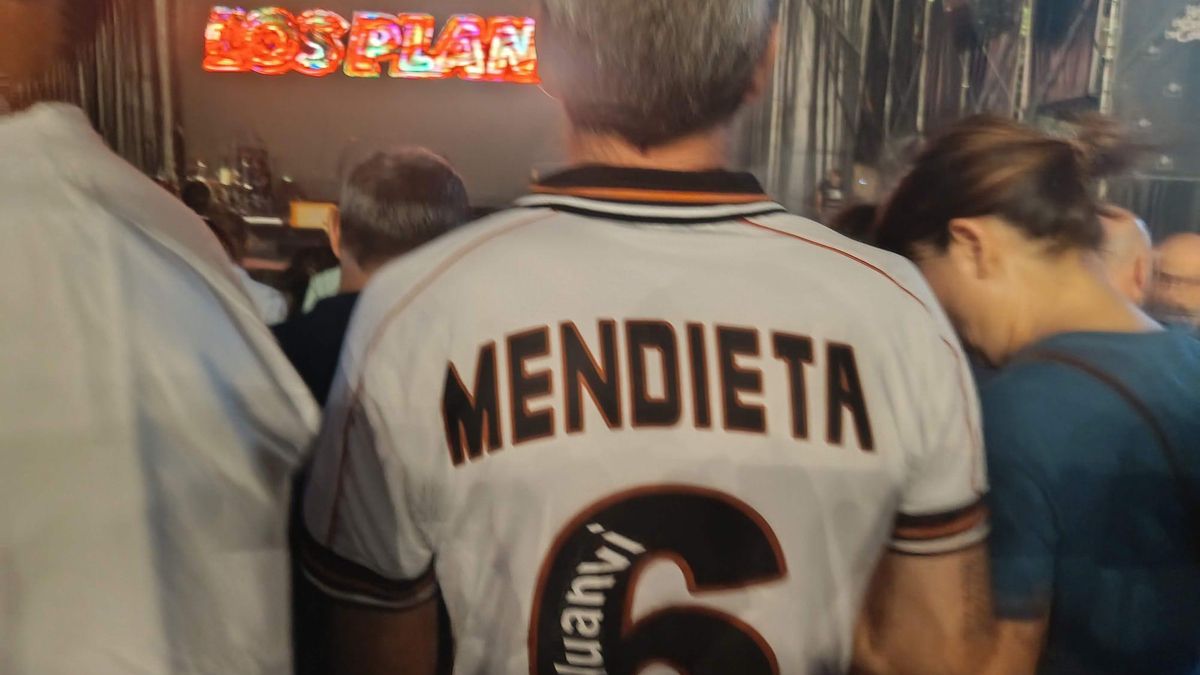 Fan de Los Planetas con la camiseta de Mendieta cuando jugaba en el Valencia