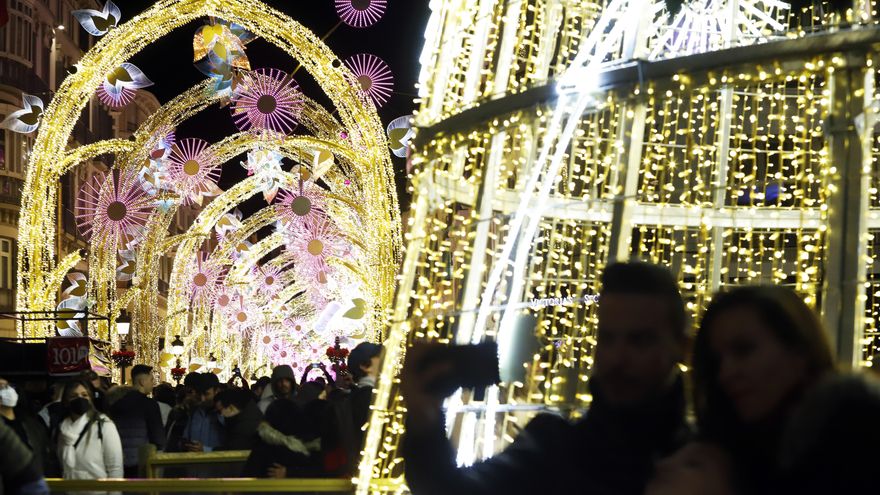 Miles de personas disfrutan del encendido navideño en la calle Larios de Málaga.