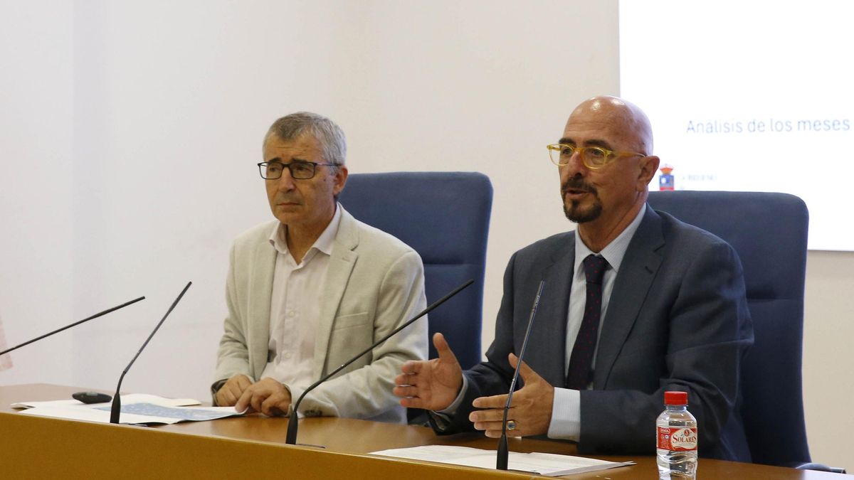 El consejero de Salud, César Pascual, informa en rueda de prensa, del balance del verano 2025 en la sanidad de Cantabria.