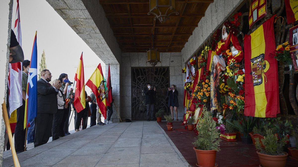 Archivo - Varias personas de diferentes grupos franquistas asisten a un acto por el Día de la Victoria en el LXXXII Aniversario de la “Liberación de Madrid”, en el Panteón de Franco de Mingorrubio, en Madrid (España), a 28 de marzo de 2021.