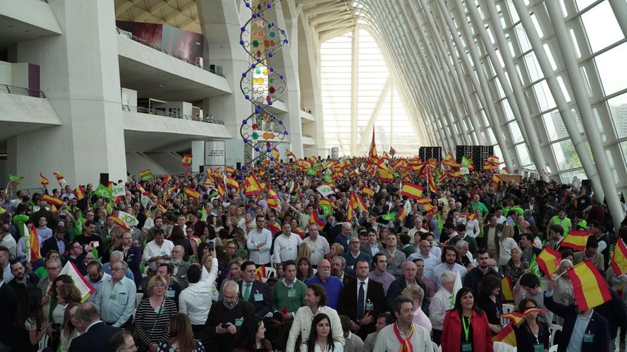 Asistentes al mitin de VOX en el Museo de las Ciencias de Valencia