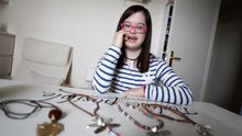 Una joven con síndrome de Down triunfa con su marca de bisutería: Carmelamola