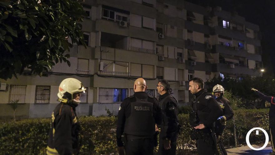 Policía local y bomberos en el lugar de la explosión