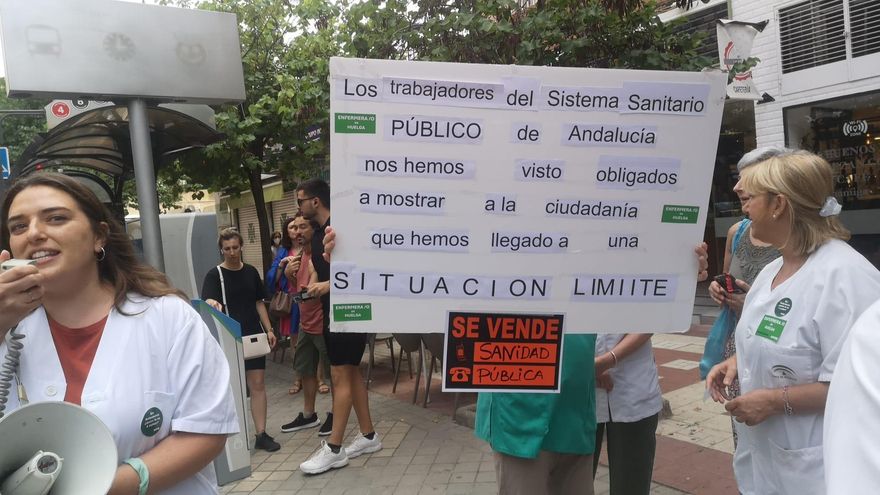 Consultas cerradas, pasillos llenos: el Gobierno andaluz encaja su primera huelga sanitaria y minimiza las protestas