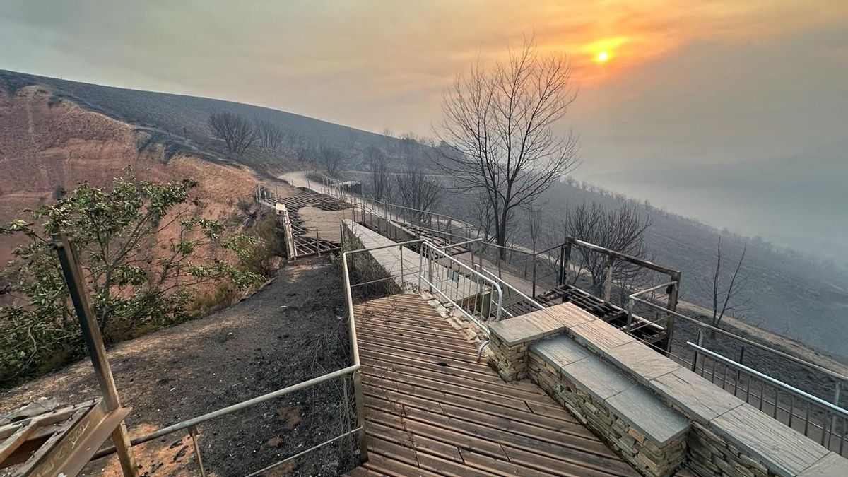El Mirador de Orellán en Las Médulas calcinado por los incendios forestales del domingo.