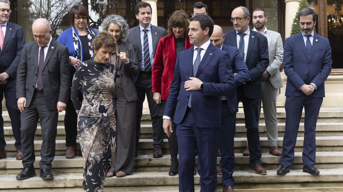 El consejero Irujo, en centro al fondo, con los otros participantes en la reunión