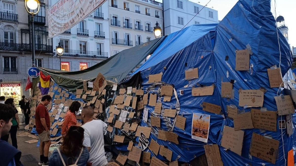 Pancartas empleadas durante la Acampada que almacenará el Archivo de la Acampada en Sol