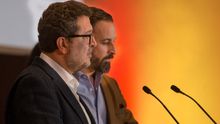 Francisco Serrano, líder andaluz de Vox, junto al presidente del partido, Santiago Abascal, en un mitin para las elecciones andaluzas del pasado 2 de diciembre.