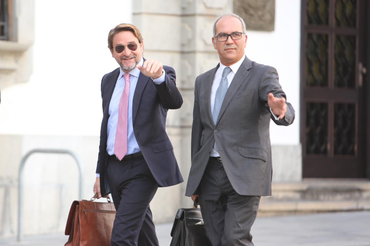 El juez Salvador Alba antes de entrar a los Juzgados para declarar ante la magistrada Margarita Varona. (ALEJANDRO RAMOS)