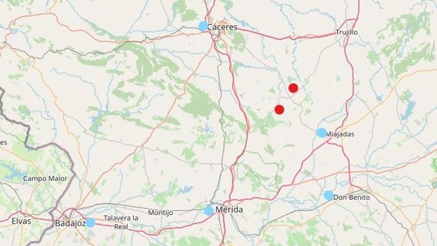 Mapa general con la situación en el punto rojo superior del parque ahora rechazado, y más abajo del mismo color el proyectado en Montánchez y pendiente de la decisión de la Junta