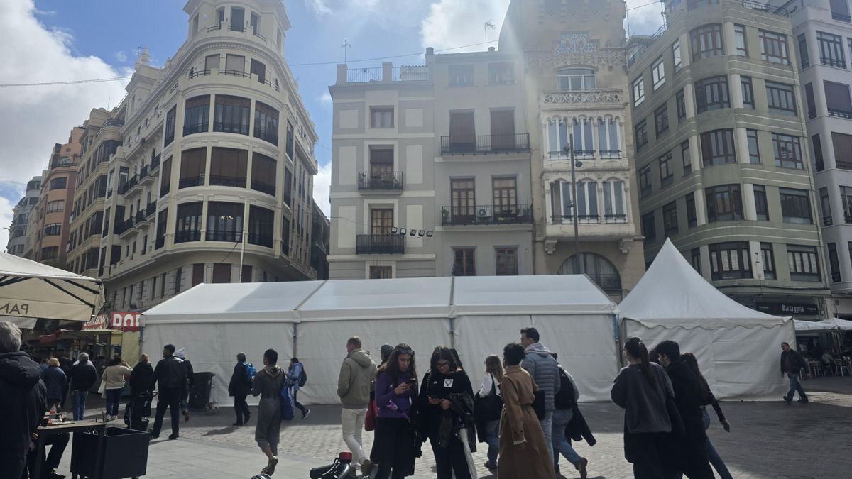 Carpas en el centro de València, este 6 de marzo.