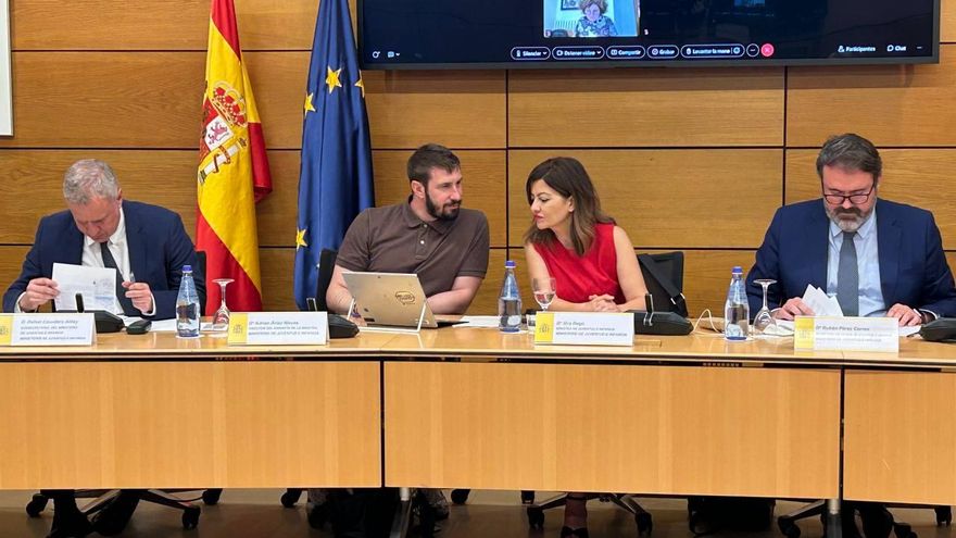 El Gobierno planea empezar en agosto con los traslados de menores migrantes desde Canarias pese a la oposición del PP
