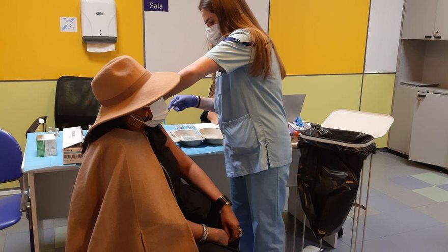 Annick, una cuidadora de Bilbao, recibe su vacuna contra la COVID.