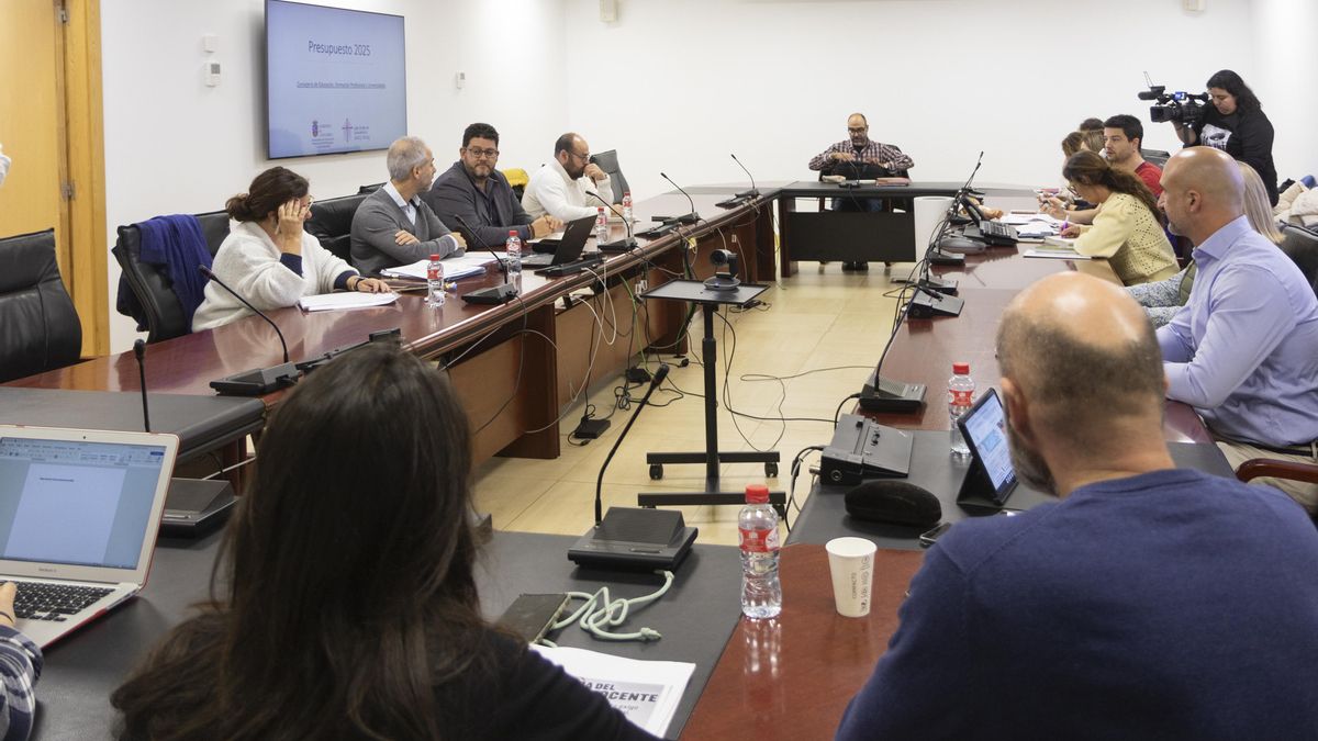 Imagen de la primera reunión entre la Consejería de Educación y la Junta de Personal Docente para negociar la adecuación salarial
