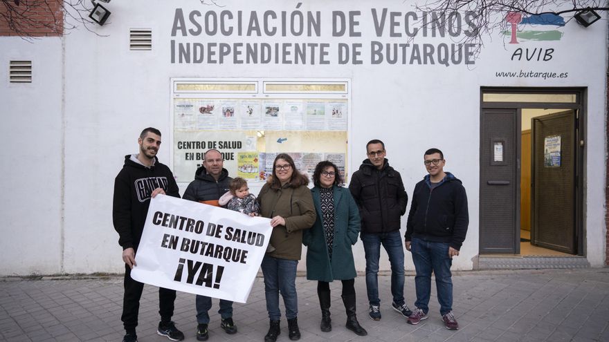 Algunos de los vecinos posando en la puerta de su asociación.