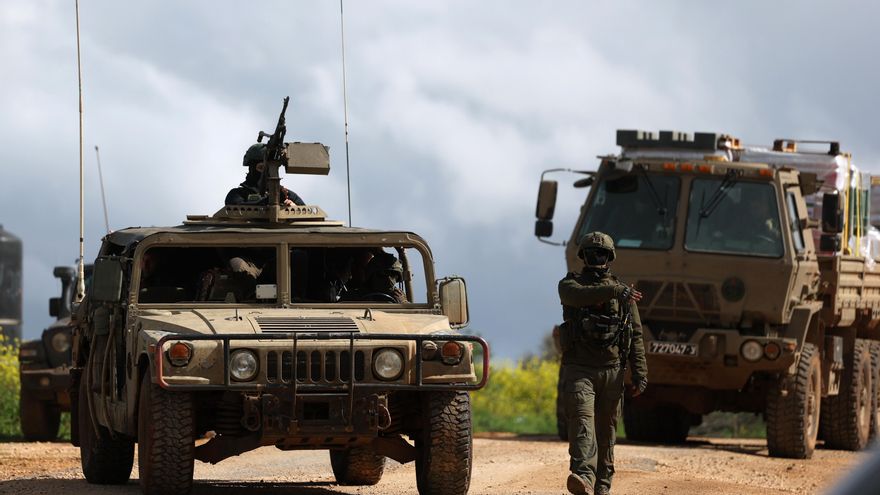 Soldados israelíes con sus vehículos militares se reúnen en una posición no revelada cerca de la frontera entre Israel y Líbano, este lunes 30 de marzo de 2026. El ejército israelí declaró que está llevando a cabo ataques en todo Líbano, dirigidos a la infraestructura y el personal de Hizbulá. EFE/EPA/ATEF SAFADI