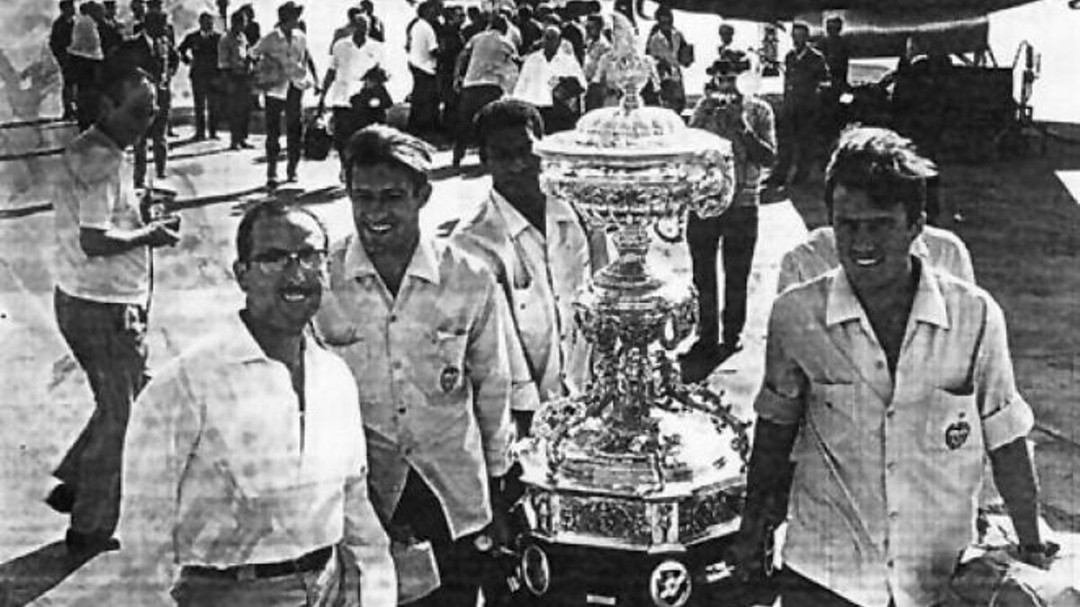 Jugadores del Valencia, llevándose el trofeo de campeón a su ciudad en 1967