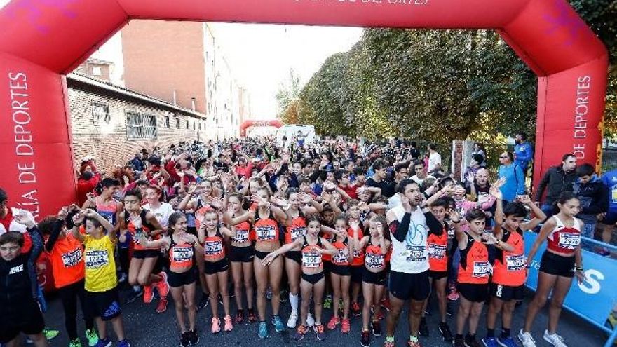 Momento de la salida de la prueba de 2,5 kilómetros, que reunió a miles de aficionados de todas las edades. / Carlos S. Campillo / ICAL