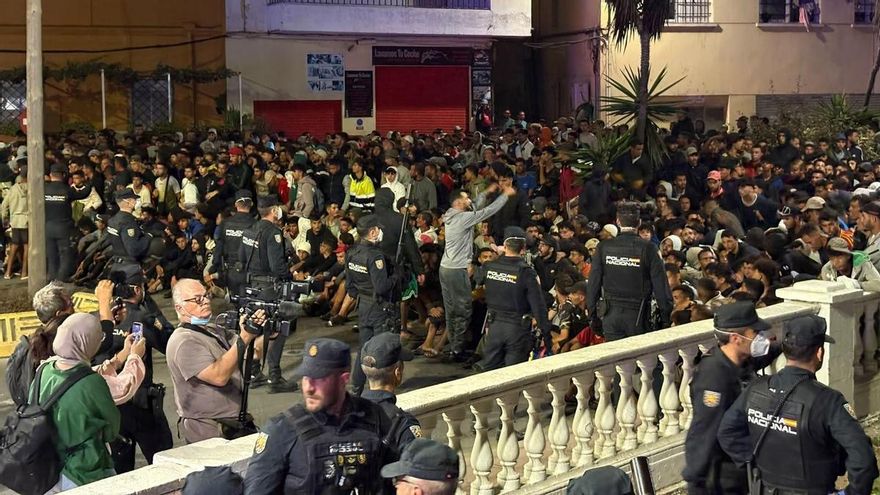 La Policía embolsa a los inmigrantes de las playas para proceder a su traslado a las instalaciones provisionales del Puerto de Ceuta.
