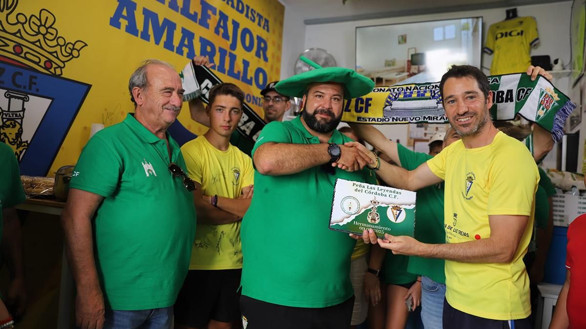 Hermanamiento entre la peña Los Tiesos y un colectivo del Cádiz CF.