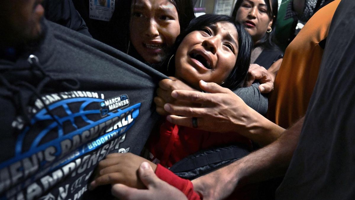 Una fotógrafa de EE.UU. gana el World Press Photo con la imagen de una familia separada por ICE