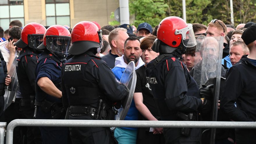 Seis detenidos y doce ertzainas contusionados en los altercados en Bilbao tras el Athletic-Rangers