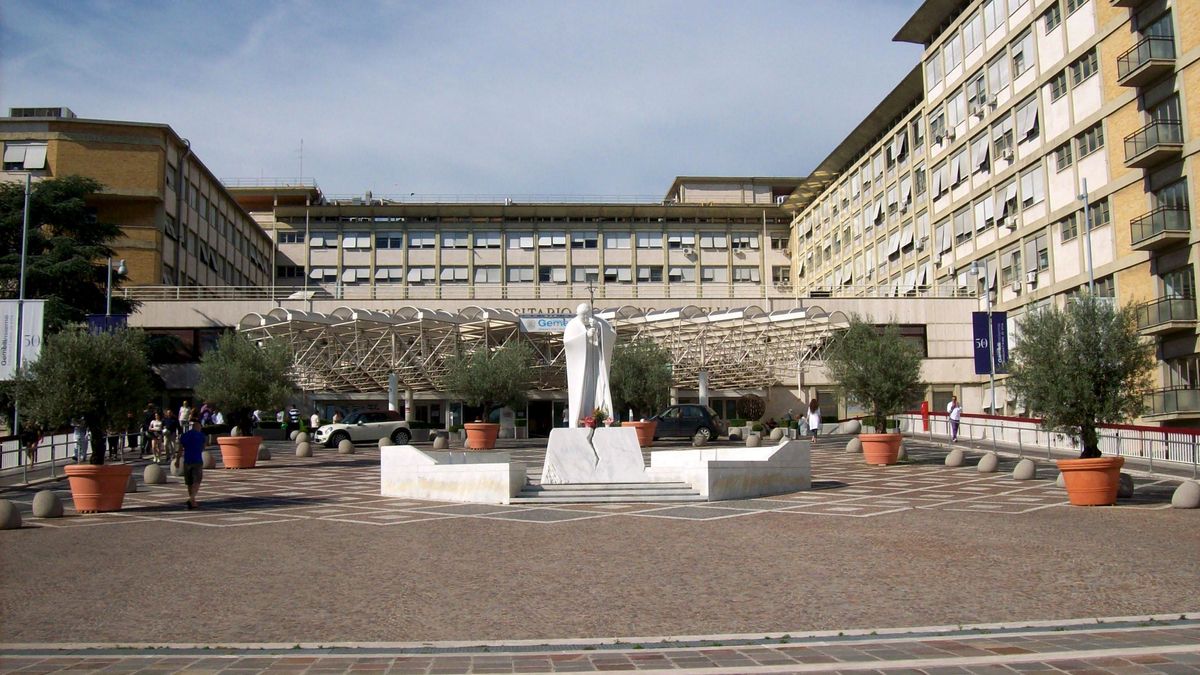 Con la salvaguarda de Juan Pablo II y en honor a un fraile franciscano: así es el hospital Gemelli donde se cura a los papas