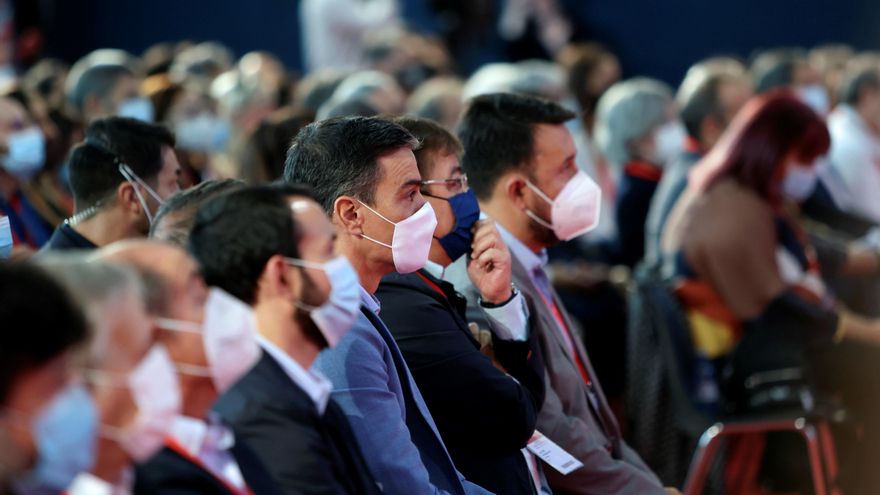 Guillermo Fernández Vara (2d) durante el XIII Congreso del PSOE de Extremadura, que lo ha reelegido como secretario regional, y que ha sido clausurado por el secretario general del PSOE y presidente del gobierno, Pedro Sánchez (3d), este domingo en Mérida. El secretario general del PSOE y presidente del Gobierno, Pedro Sánchez, ha sido el encargado de clausurar el congreso. EFE/Jero Morales